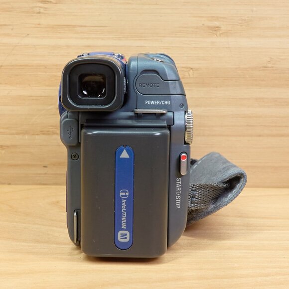 Sony DCR-DVD101 DVD Handycam Camcorder, Carl Zeiss Vario Tessar Lens, Made in Ja - Picture 7 of 8